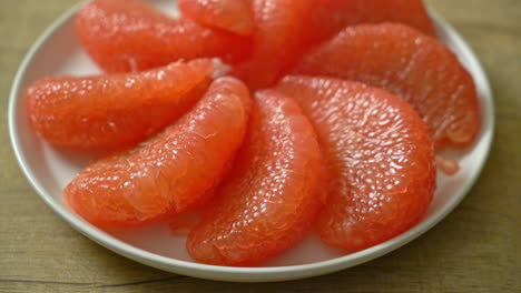 pomelo rojo fresco o pomelo en el plato