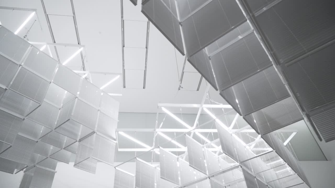 instalación arquitectónica moderna con paneles suspendidos