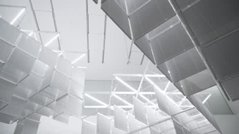 instalación arquitectónica moderna con paneles suspendidos