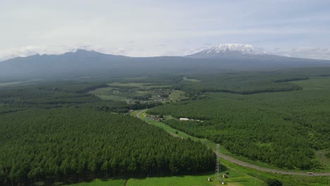 Idyllische-Ländliche-Landschaft-Mit-Dem-Kilimanjaro-Im-Hintergrund-Tagsüber-In-Kenia---Luftdrohnenaufnahme