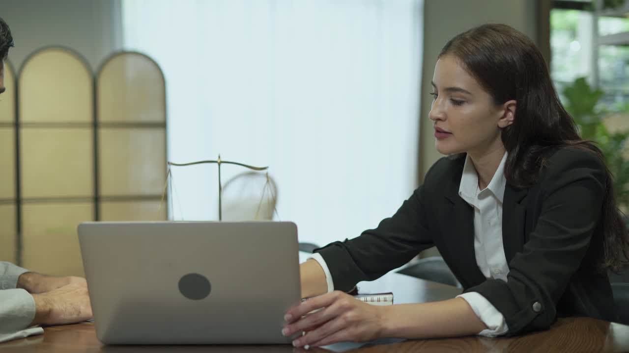 ビジネスマンとお客様との会話からメッセージを書く 弁護士とお客さんとの会話をメッセージに書く