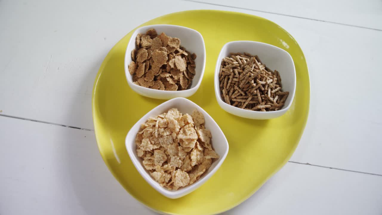copos de trigo y palitos de salvado de cereales en el cuenco 4k