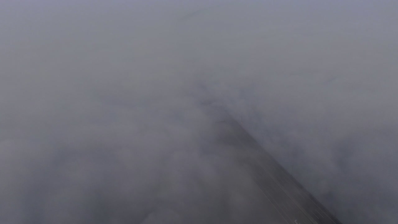 육교 아래 우울한 분위기