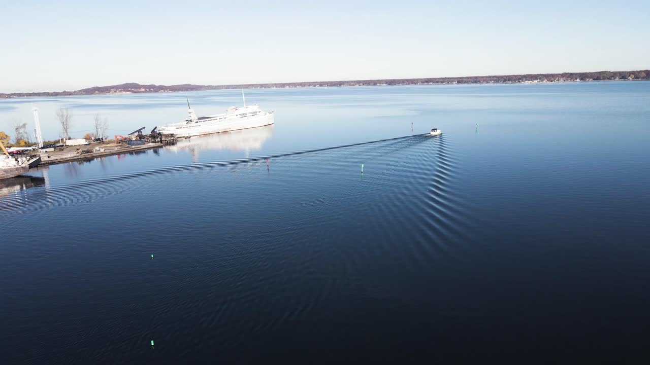 선착장을 출발하는 천천히 움직이는 보트에 초점을 맞춘 옆으로 회전하는 동작