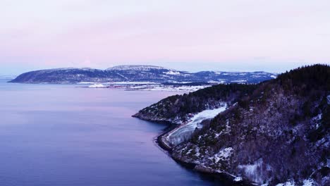 paisaje marino sereno en las montañas del bosque nevado en el campo a mediados de noruega