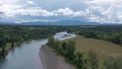 Serenidad-Del-Río:-Descubriendo-La-Belleza-De-Los-Paisajes-Acuáticos-Del-Río-Bulkley-Cerca-De-Smithers,-BC