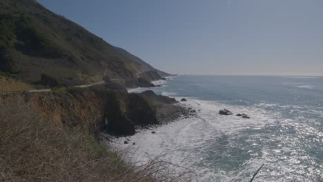 Lapso-De-Tiempo-De-La-Costa-Pacífica-Con-Olas-Rompiendo-En-Las-Costas-De-La-Playa-De-Big-Sur-Ubicada-En-California