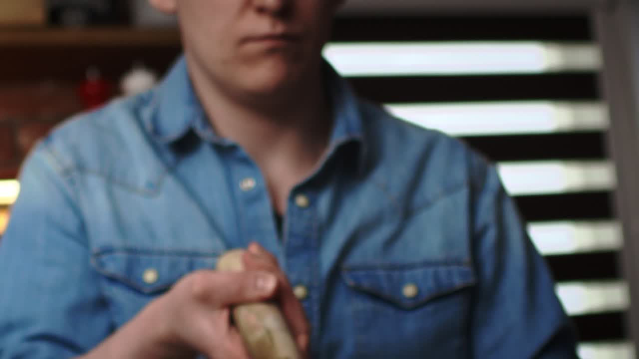 video de cerca del chef lanzando el plato en la sartén