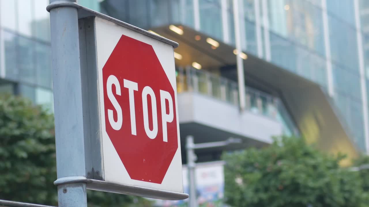 Segnale di stop in una città