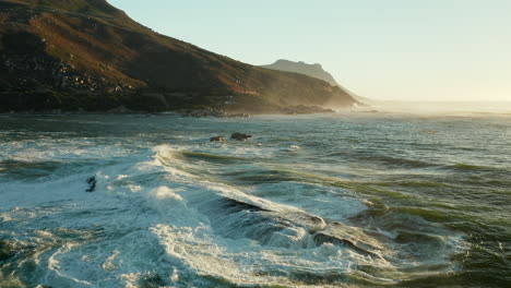 olas crecientes sobre rocas en la playa de oudekraal en ciudad del cabo, sudáfrica
