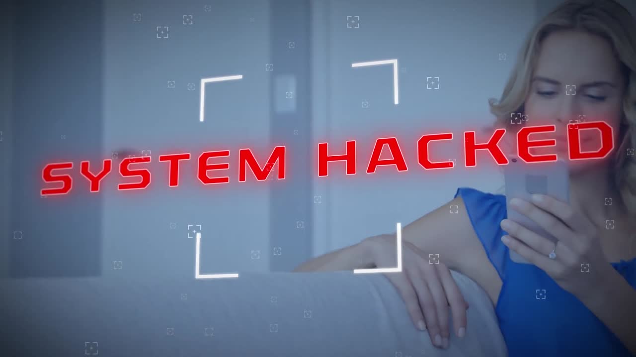 анимация масштаба сканирования над системой взломанный текстовый баннер против белой женщины, использующей смартфон
