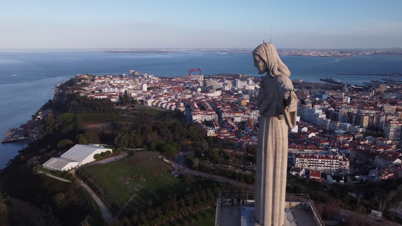 무인 항공기가 리스본 포르투갈의 크리스토 레이 동상을 배경으로 마을과 만을 배경으로 눈으로 볼 수 있는 놀라운 장면