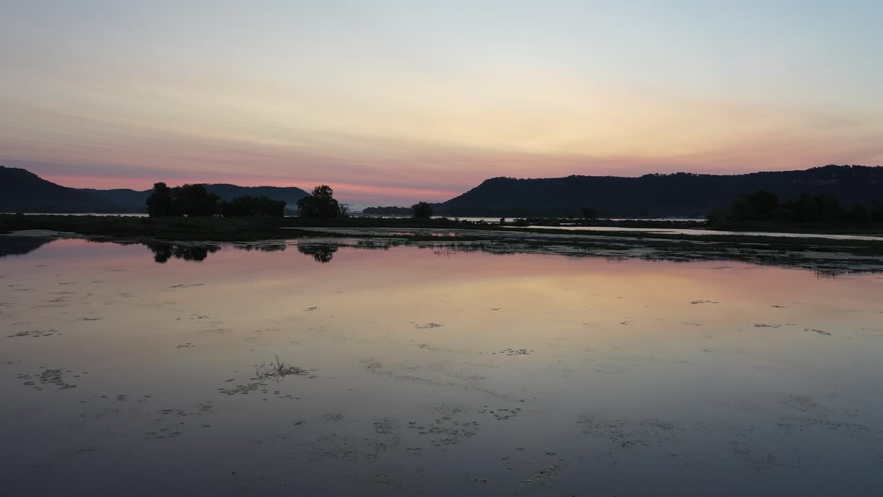 강 과 습지 위 의 해가 뜨는 것