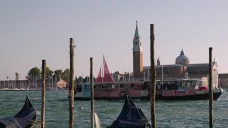 Postes-De-Madera-En-El-Muelle-Con-San-Giorgio-Maggiore-Al-Fondo-En-Venecia,-Italia