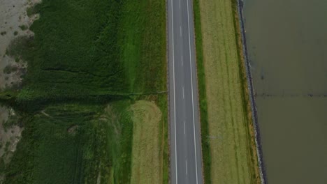 Toma-Aérea-De-Arriba-Hacia-Abajo-De-Una-Carretera-Vacía-En-La-Isla-De-Romo,-Dinamarca