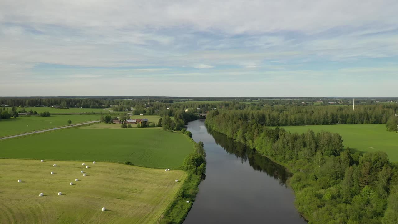더운 여름 동안 핀란드에서 강 위를 날다