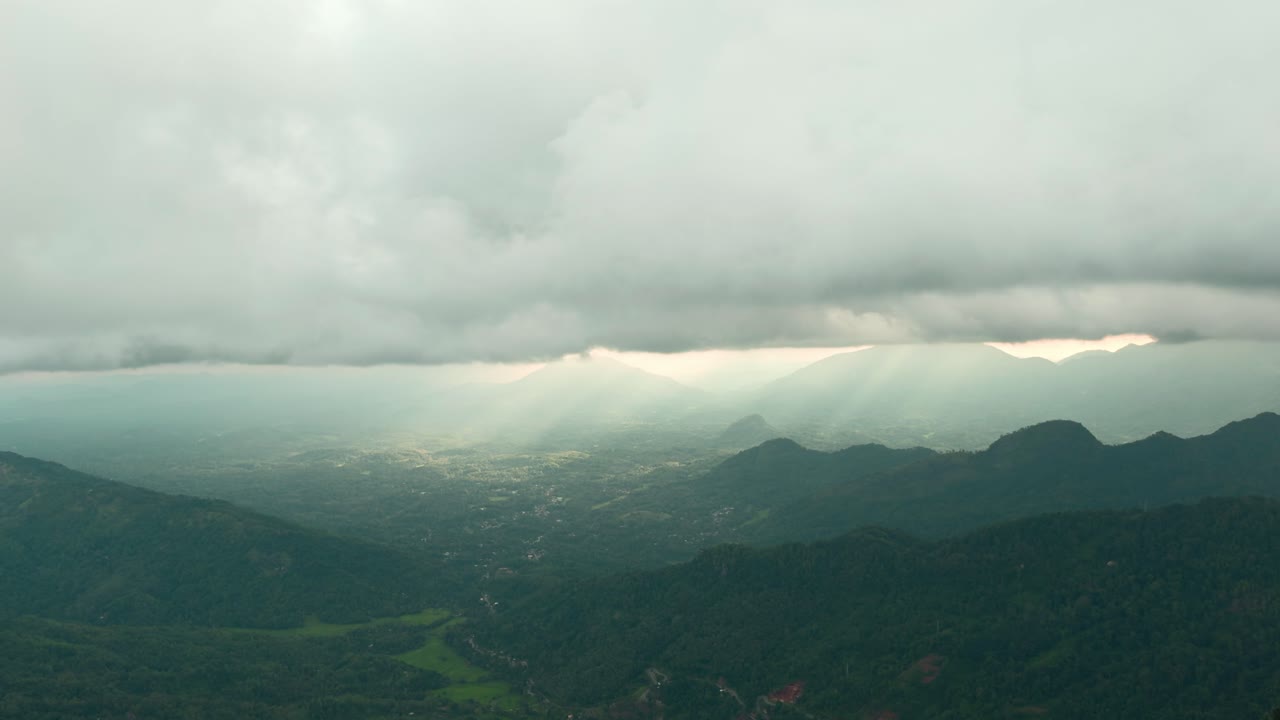 paisaje montañoso con nubes y rayos de sol