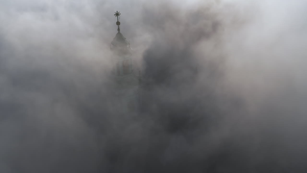 폴란드 크라코프의 안개가 가득한 해가 뜨는 와벨 성 - 느린 움직임