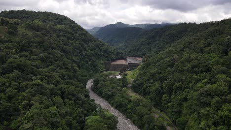 4K-Luftaufnahmen-Einer-Dschungelschlucht-In-Mittelamerika-An-Einem-Bewölkten-Tag