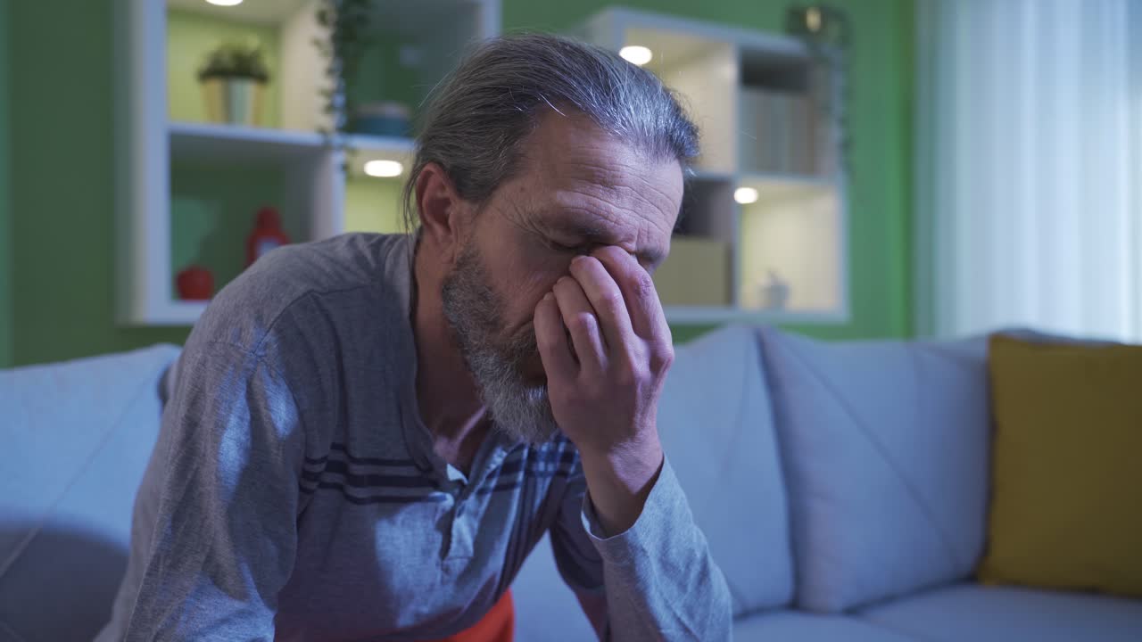 anciano estresado con insomnio por la noche sintiéndose cansado y agotado.