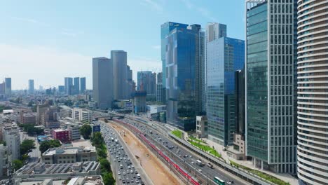 Tel-Aviv-Ayalon-Autobahnverkehr-Und-Personenzug,-Luftaufnahme---Nach-Unten-Neigen