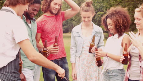 In-Zeitlupe-Glückliche-Freunde-Im-Park-Beim-Mittagessen