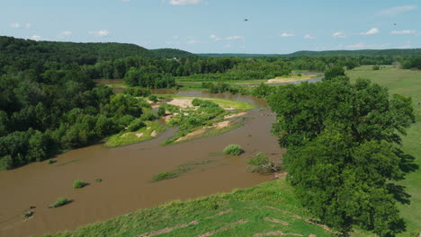 Paisaje-Tranquilo-Del-Río-Illinois-En-Arkansas,-Estados-Unidos---Toma-Aérea