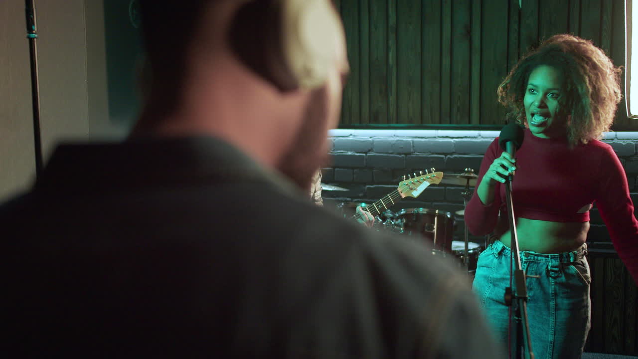 스튜디오에 있는 음악 그룹