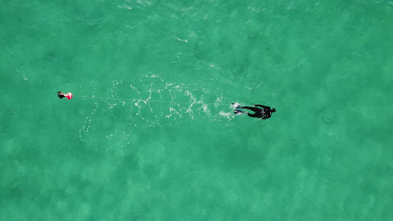 사르데니아 의 조용 한 해역 에서 단독 으로 시 를 하는 다이버 와 함께