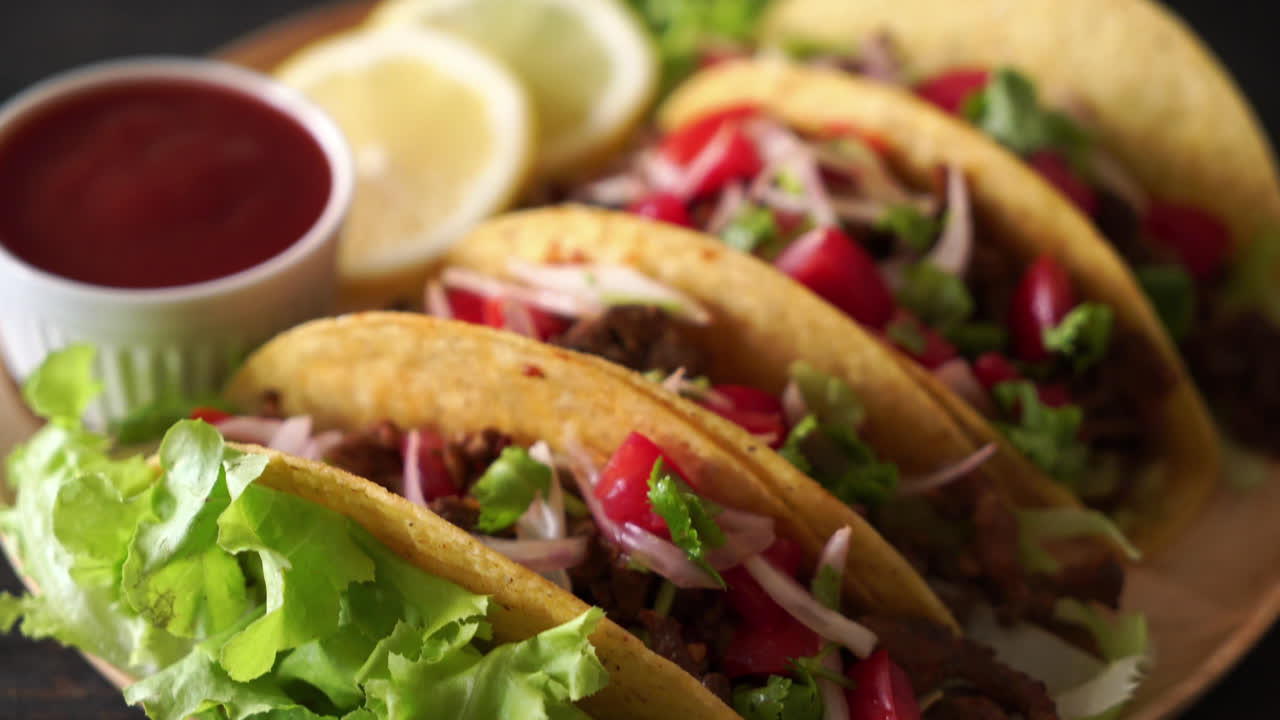 tacos con carne y verduras - estilo de comida mexicana