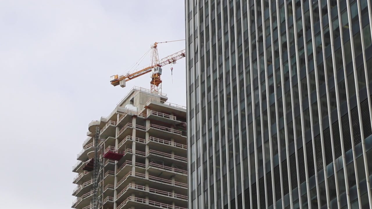 Edificio alto, obra de construcción de rascacielos, nuevo edificio.
