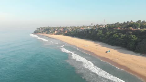 Varkala-Beach,-Umgeben-Von-Palmenbewachsenen-Roten-Klippen