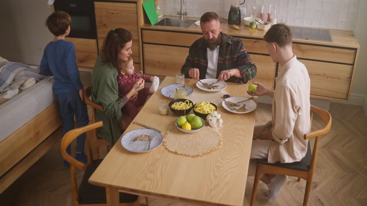 cena familiar en el hogar