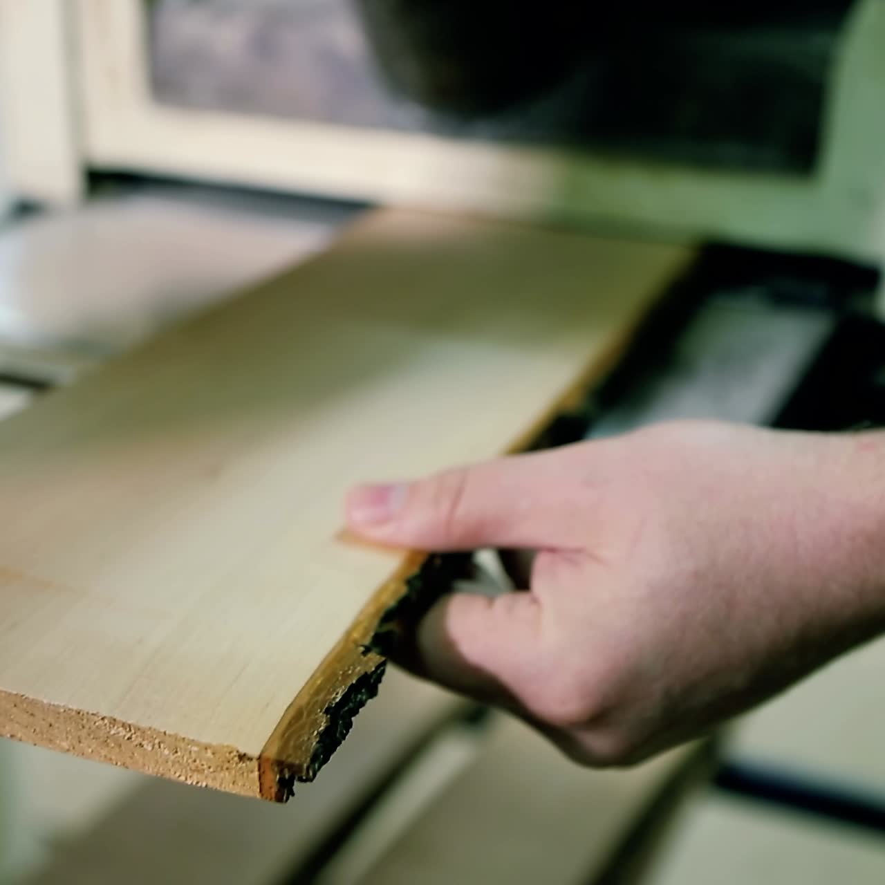 aserrar una tabla de madera con una sierra