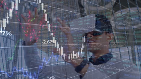 animación del procesamiento de datos financieros sobre el hombre de negocios usando auriculares vr