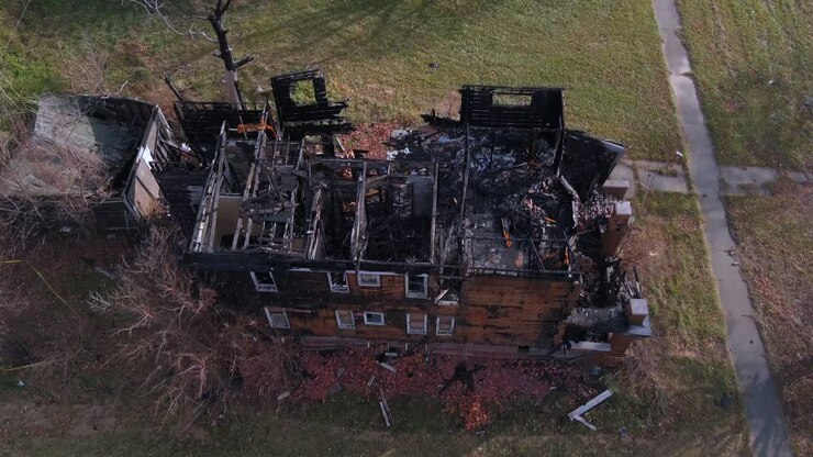 Vista de drone de casa em ruínas em um bairro de Detroit