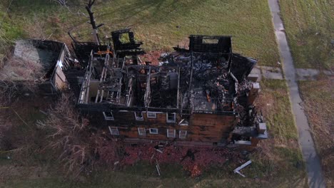 Drone-view-of-dilapidated-house-in-a-Detroit-neighborhood