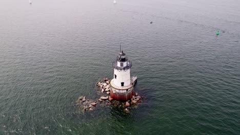 vuelo circular de aviones no tripulados alrededor del histórico faro de conimicut en warwick
