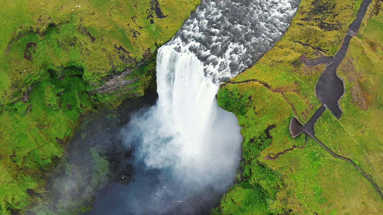 drone dando vueltas a la derecha sobre la cascada de skogafoss en islandia en 4k60