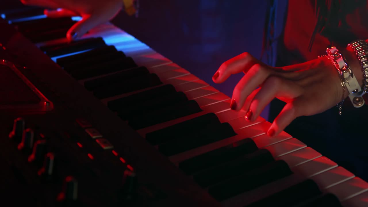 mujer tocando teclado electrónico 4k