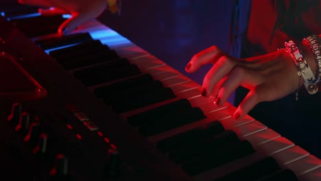 mujer tocando teclado electrónico 4k