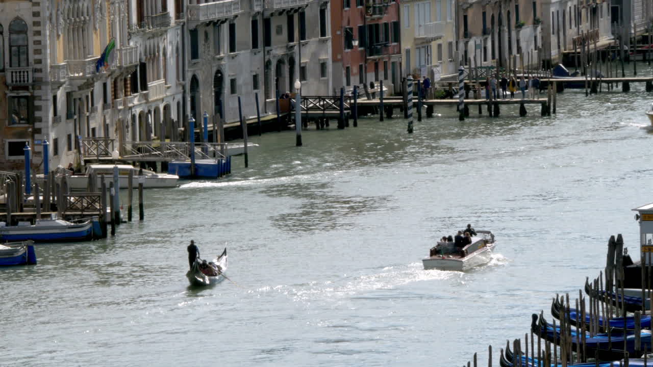Vue aérienne de bateaux et de gondoles à Venise, Italie