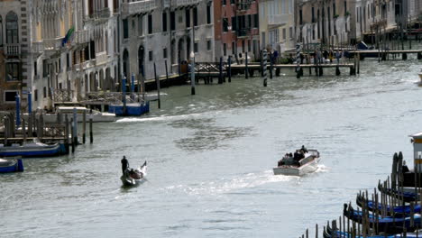 Luftaufnahme-Von-Booten-Und-Gondeln-In-Venedig,-Italien