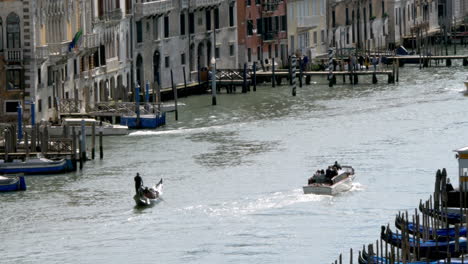 Aerial-view-of-boats-and-gondolas-in-Venice,-Italy