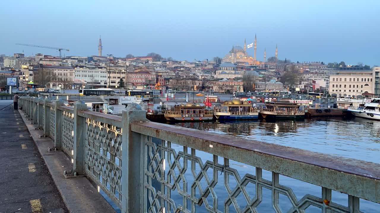 갈라타 다리에서 볼 수 있는 이스탄불의 오래된 도시