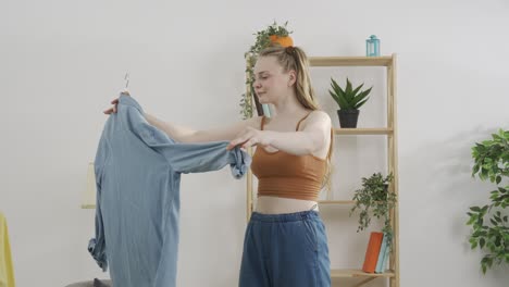 mujer probando ropa en casa