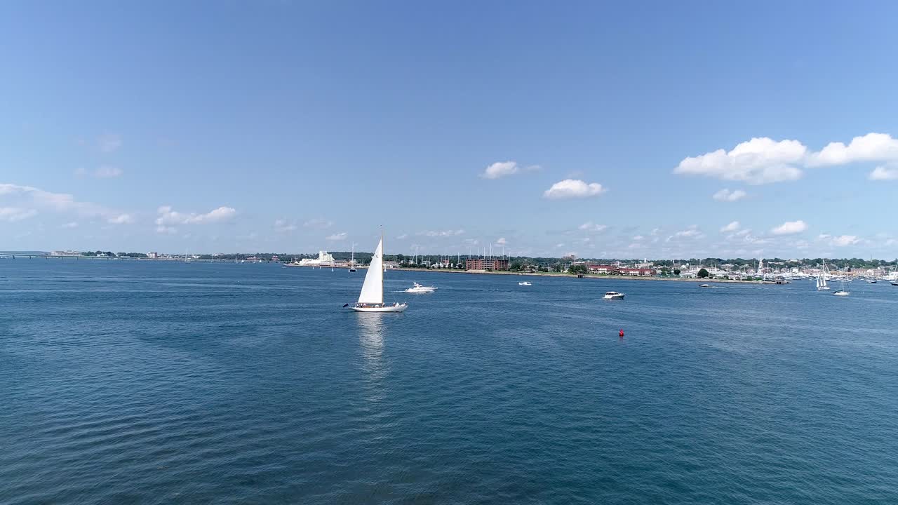 범선은 이 4k 60fps 드론 샷에서 뉴포트 로드 아일랜드 근처의 여름 바람을 잡습니다.
