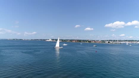 un velero atrapa la brisa de verano cerca de newport rhode island en esta toma de dron de 4k 60fps