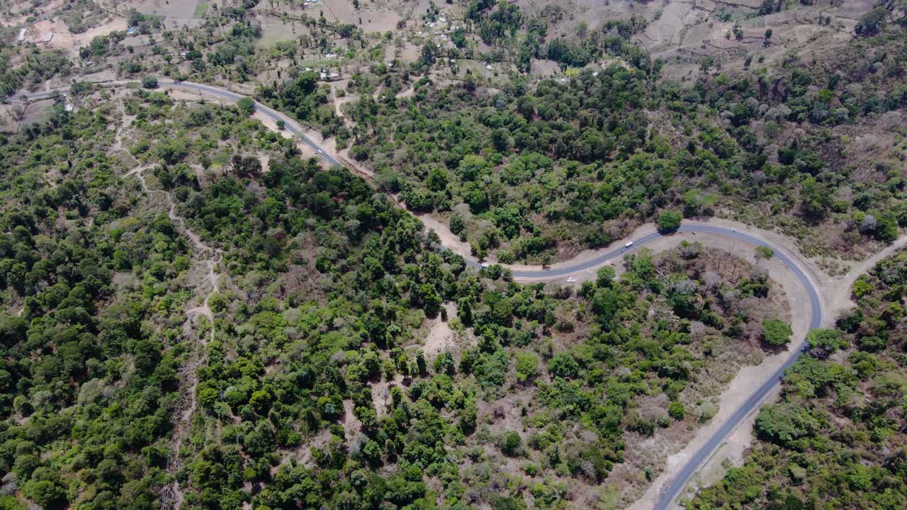vista aérea de drones de las montañas west pokot chapalleria - kenia