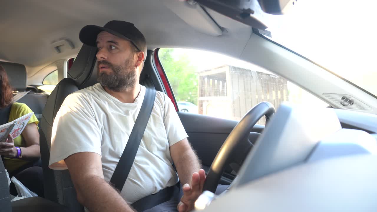 hombre conduciendo coche